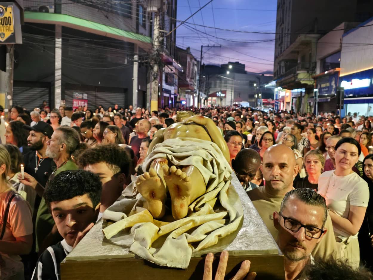 Paróquias de Ribeirão Pires realizam Procissão de Sexta-Feira Santa e reúnem mais de 5 mil fiéis