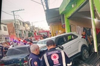 Em Diadema, carro invade calçada, bate contra muro e tira a vida de duas crianças no Taboão