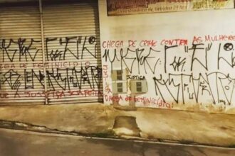 Pichação em Diadema protesta contra assassinato de mulher: “Chega de crimes”