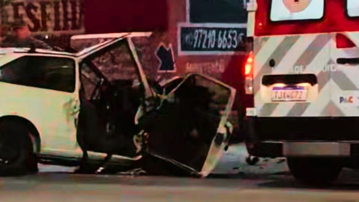 Mulher de 65 anos morre após carro colidir contra poste no Centro de Ribeirão Pires