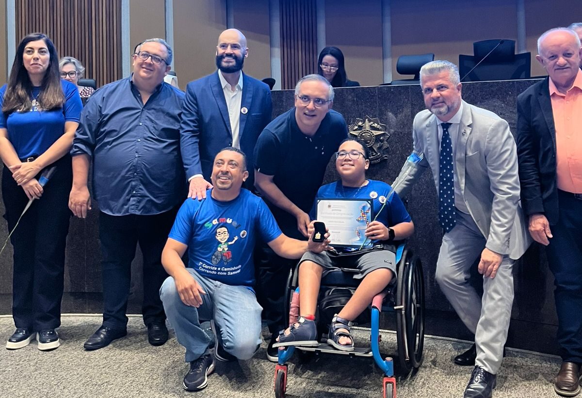 Em sessão solene na Câmara Municipal, prefeito Marcelo Lima recebe a Medalha João Ramalho e destaca que o diálogo direto com famílias atípicas orienta as ações do governo