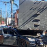 Carro colide com carreta estacionada e vai parar embaixo do veículo em São Bernardo