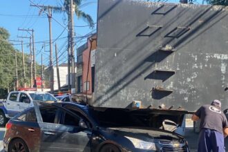 Carro colide com carreta estacionada e vai parar embaixo do veículo em São Bernardo
