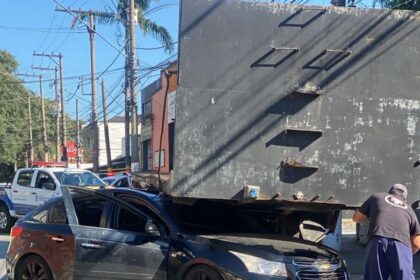 Carro colide com carreta estacionada e vai parar embaixo do veículo em São Bernardo