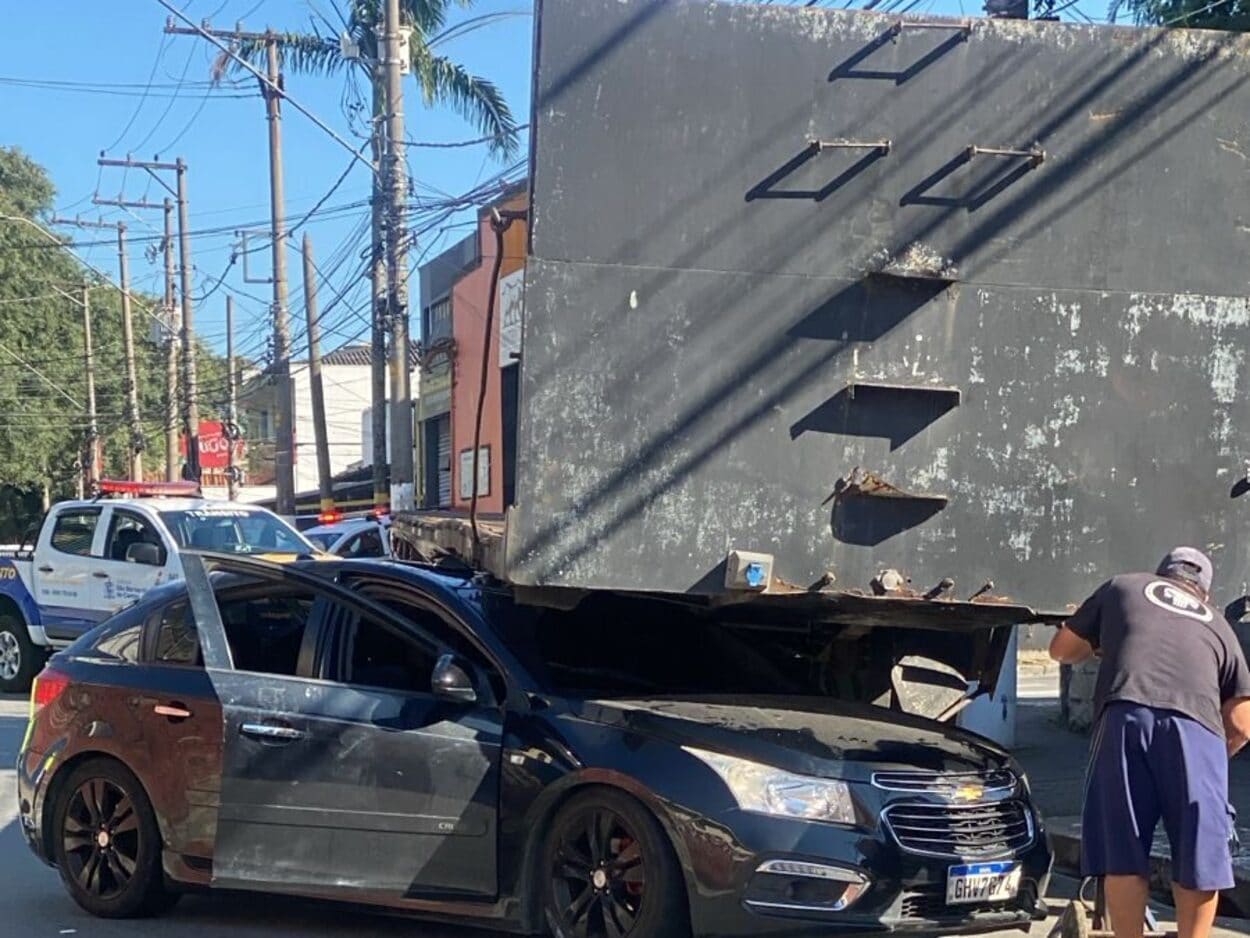 Carro colide com carreta estacionada e vai parar embaixo do veículo em São Bernardo