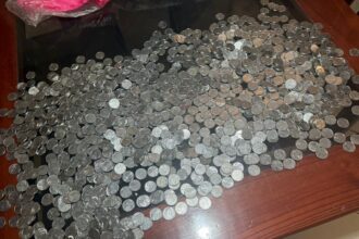 Motorista tem carro guinchado, se revolta e paga taxas com moedas em São Bernardo