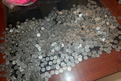 Motorista tem carro guinchado, se revolta e paga taxas com moedas em São Bernardo