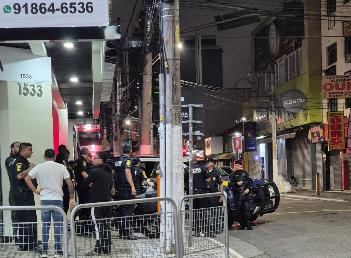 Criminoso não conseguiu dar partida na moto da vítima e foi cercado por guardas civis na Rua Marechal Deodoro
