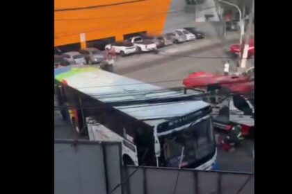 Mulher fica presa sob ônibus após ser atropelada em São Bernardo