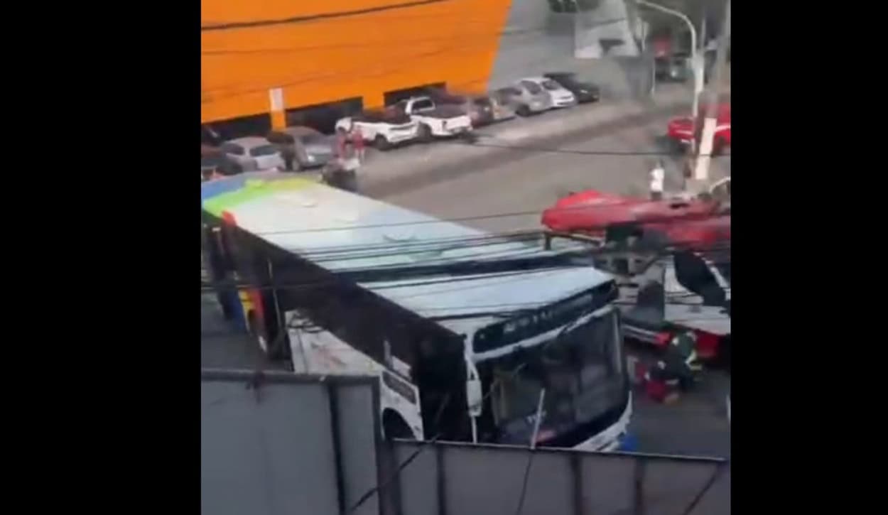 Mulher fica presa sob ônibus após ser atropelada em São Bernardo
