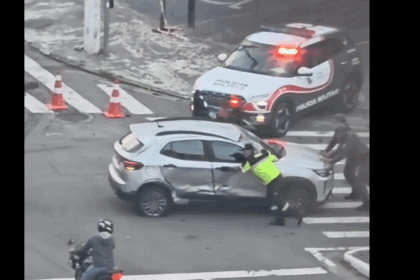 Carro capota após colisão e deixa mulher nas ferragens em São Bernardo
