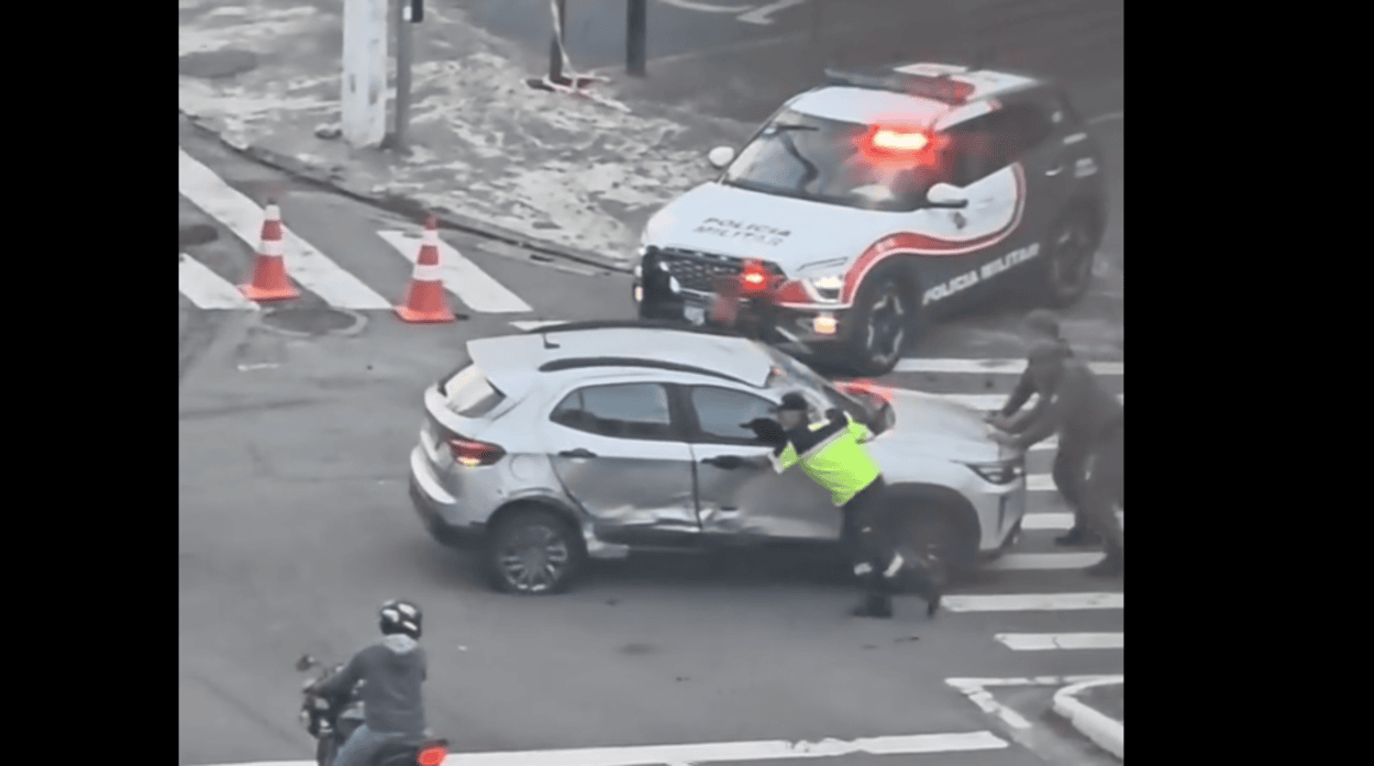 Carro capota após colisão e deixa mulher nas ferragens em São Bernardo
