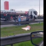 Carro capota na Via Anchieta após tentativa de mudança de pista em São Bernardo