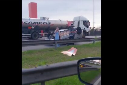 Carro capota na Via Anchieta após tentativa de mudança de pista em São Bernardo