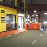 Colisão entre carro de passeio e veículo de entregas da Shopee termina em capotamento em São Bernardo