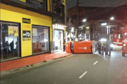 Colisão entre carro de passeio e veículo de entregas da Shopee termina em capotamento em São Bernardo