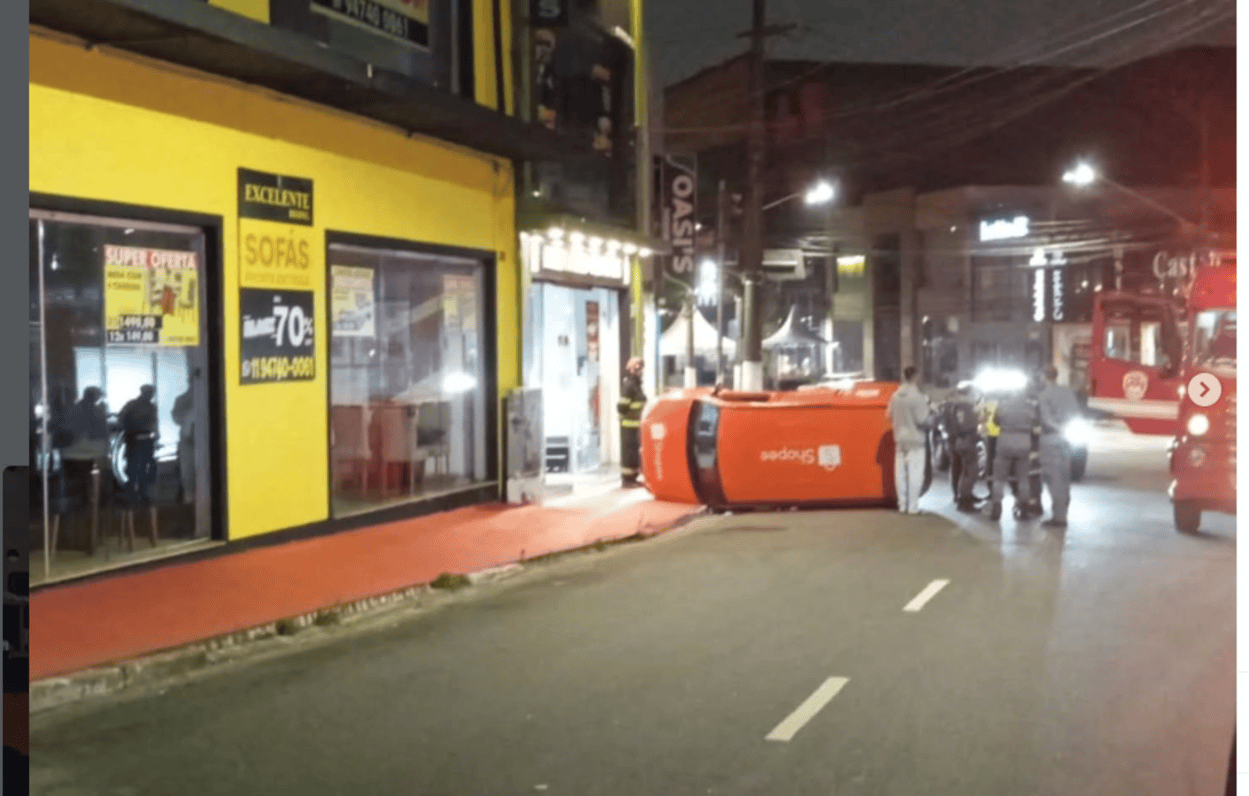 Colisão entre carro de passeio e veículo de entregas da Shopee termina em capotamento em São Bernardo