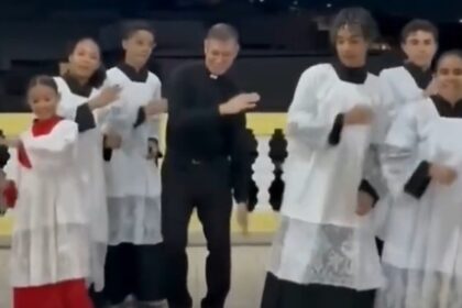 Padre viraliza ao dançar “passinho do Jamal” com coroinhas em São Paulo