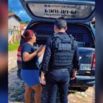 Mãe chora ao ver filho ser preso pela segunda vez