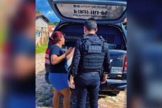 Mãe chora ao ver filho ser preso pela segunda vez