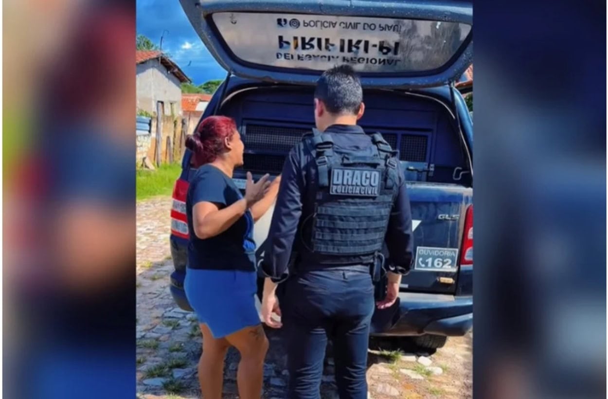Mãe chora ao ver filho ser preso pela segunda vez
