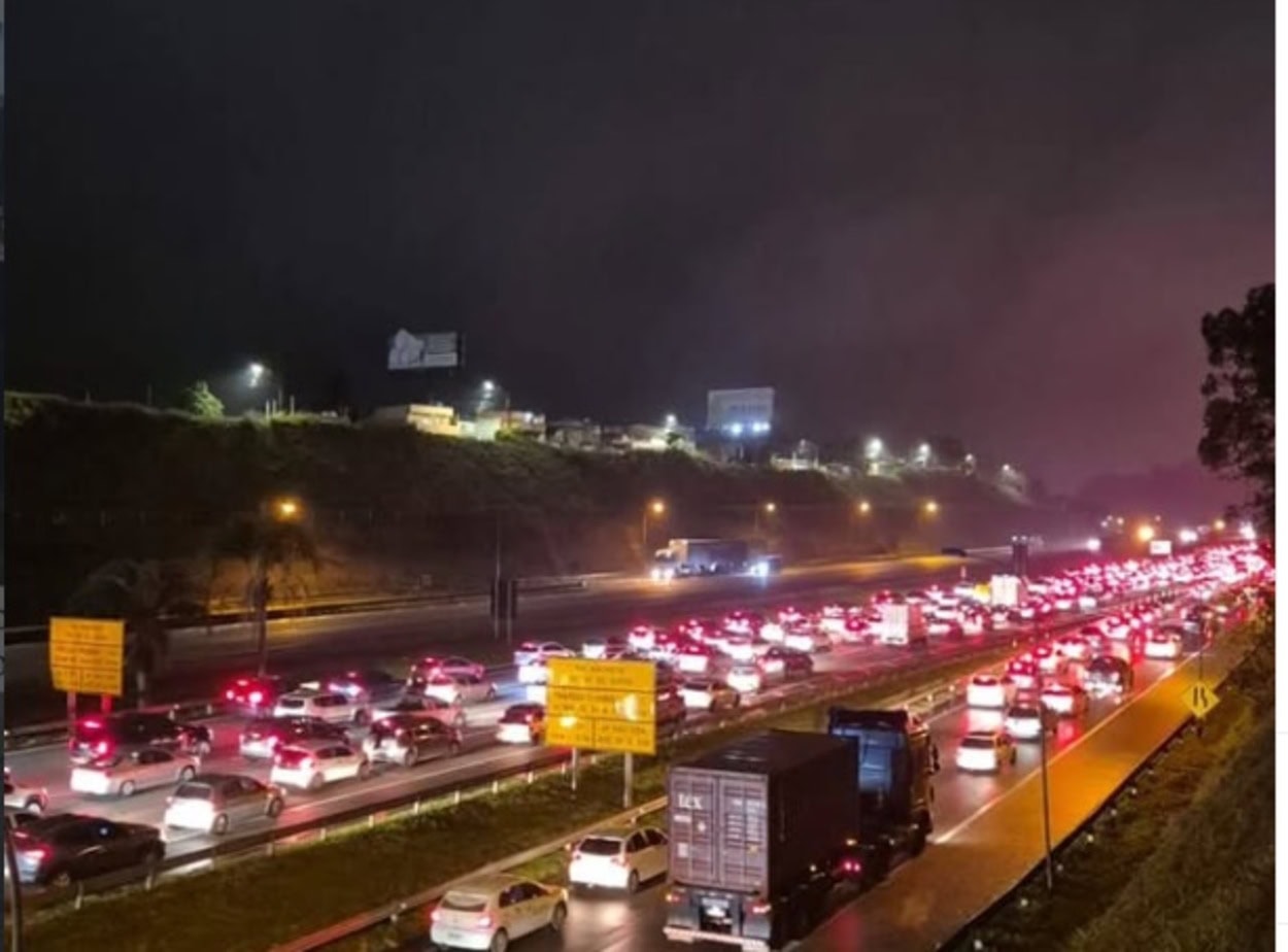 Feriado de Páscoa: Sistema Anchieta-Imigrantes registra 38 km de lentidão rumo ao litoral