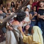 Fiéis acompanham encenação da Paixão de Cristo na Igreja Matriz, em SBC