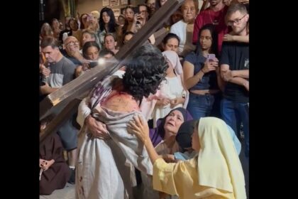 Fiéis acompanham encenação da Paixão de Cristo na Igreja Matriz, em SBC