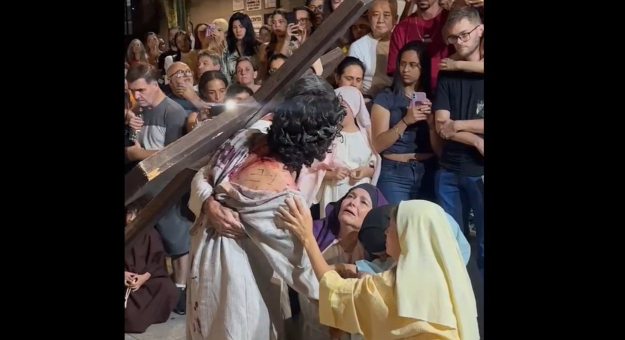 Fiéis acompanham encenação da Paixão de Cristo na Igreja Matriz, em SBC