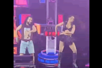 Fã do ABC sobe ao palco em show de Joelma e rouba a cena no Estância, em São Bernardo