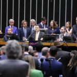 Congresso derruba veto de Lula e abre caminho para redução de pena de Bolsonaro e condenados do 8 de Janeiro