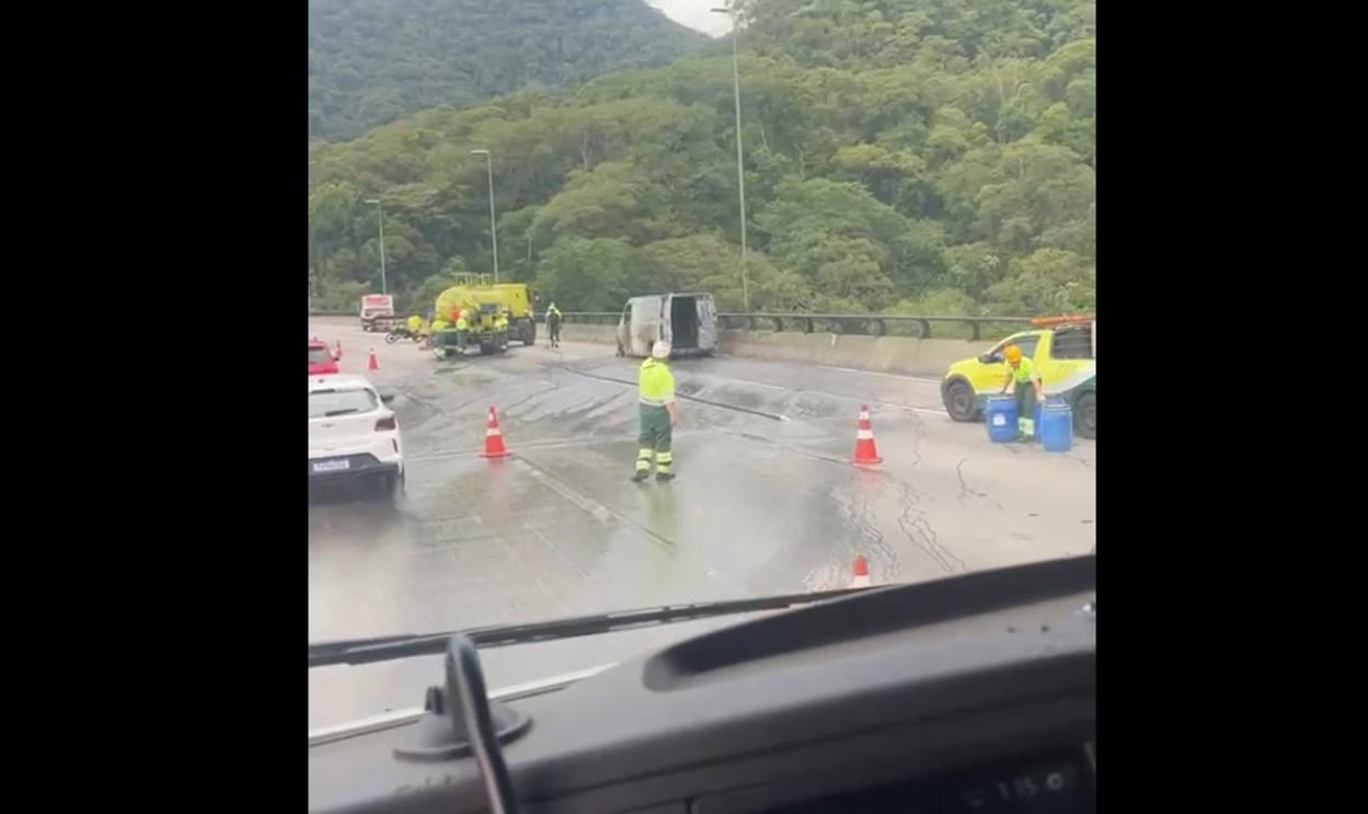 Incêndio em utilitário causa 7 km de congestionamento na Imigrantes