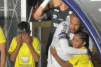 Emoção de crianças argentinas ao encontrar o ídolo Neymar viraliza nas redes sociais