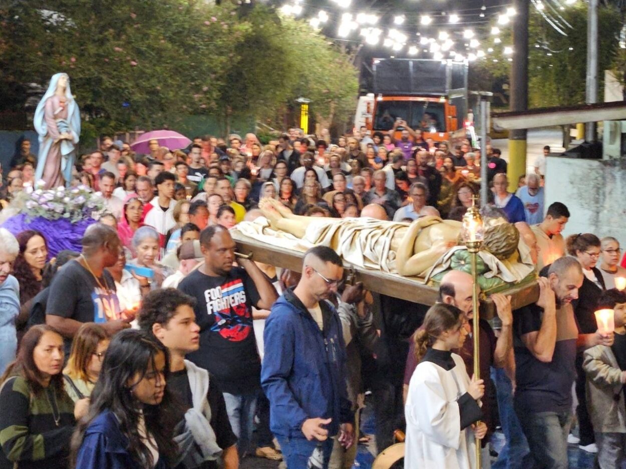 Tradicional evento religioso percorre ruas da cidade de Ribeirão Pires com encenações da Paixão de Cristo e expectativa de grande público