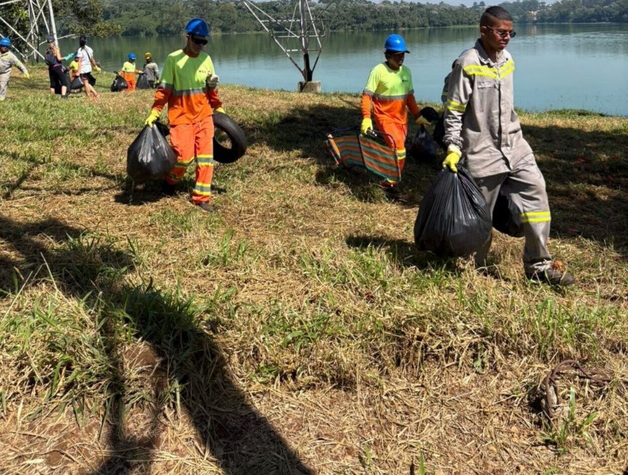 Emae promove ação de limpeza na Represa Billings com voluntários na Ilha do Bororé