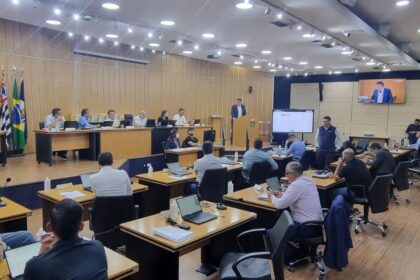 Parra comemora aprovação do Relatório Final da CPI da Dívida na Câmara