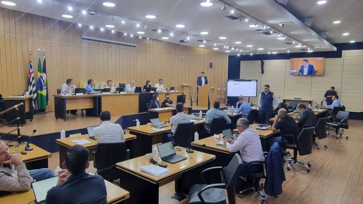 Parra comemora aprovação do Relatório Final da CPI da Dívida na Câmara