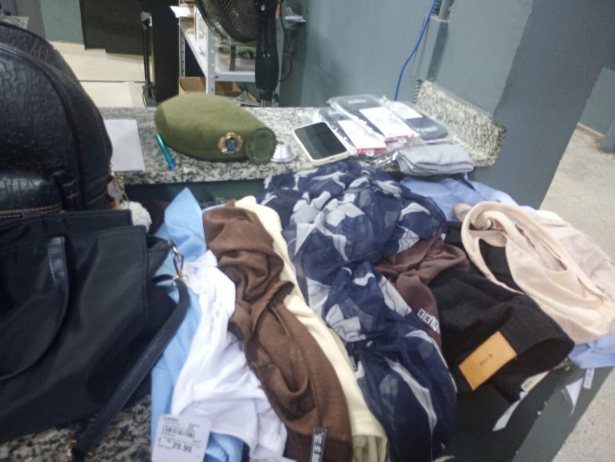 Mulheres roubaram 800 reais em roupas e um celular de uma cliente da loja antes de serem presas