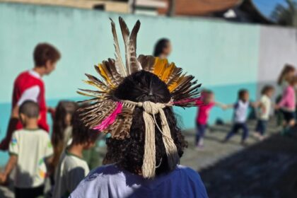 Vivência com cultura indígena aproxima crianças da rede municipal dos saberes do povo Pataxó