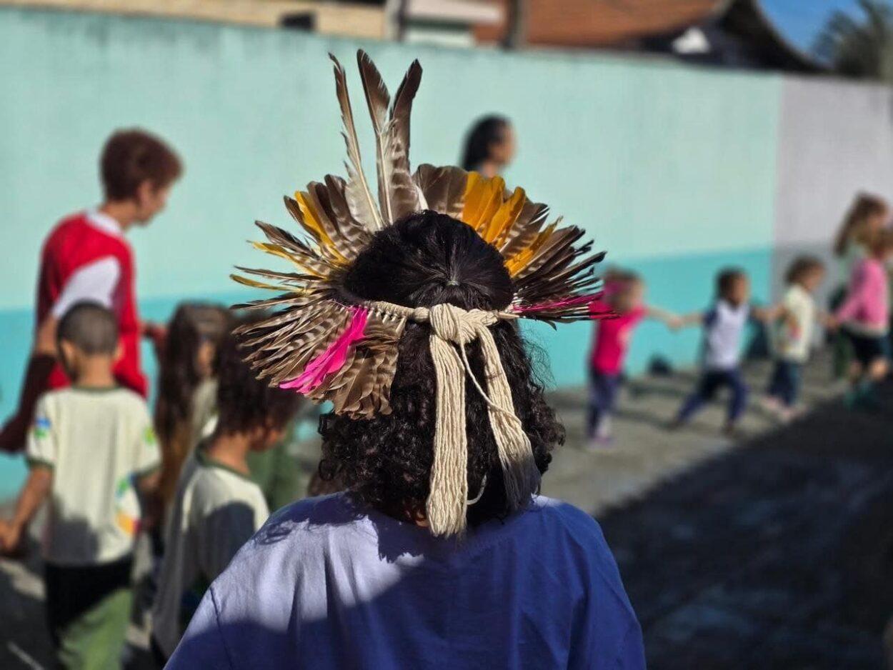 Vivência com cultura indígena aproxima crianças da rede municipal dos saberes do povo Pataxó