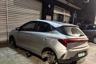 Carro tem rodas furtadas no Jordanópolis