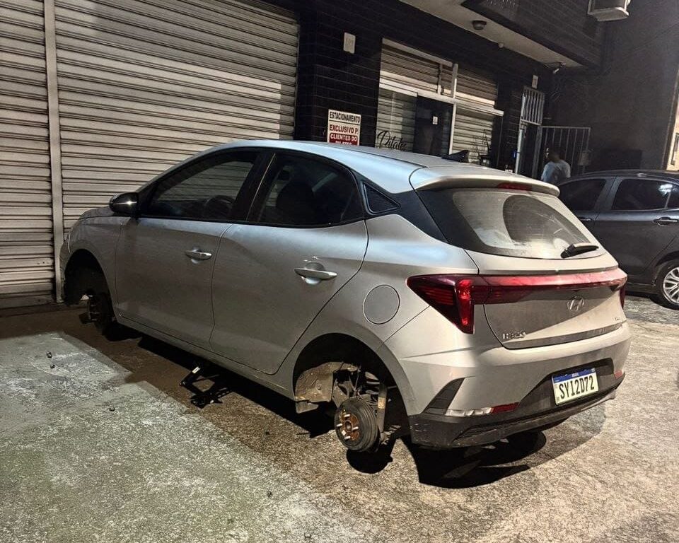 Carro tem rodas furtadas no Jordanópolis
