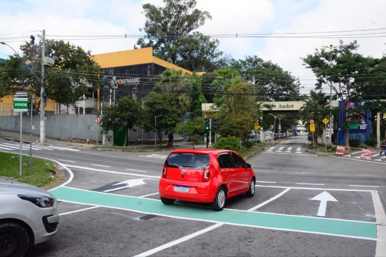 Tecnologia utiliza sensores no asfalto para reduzir esperas e aumentar a segurança viária de Santo André