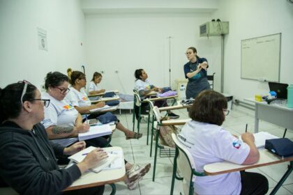 Escola de Ouro abre inscrições para curso de cuidador de idosos