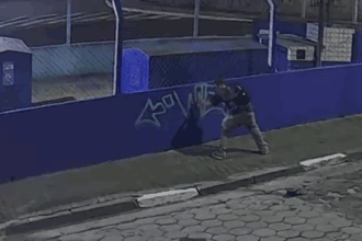 Vandalismo: Quadra recém-reformada é alvo de pichação em Diadema