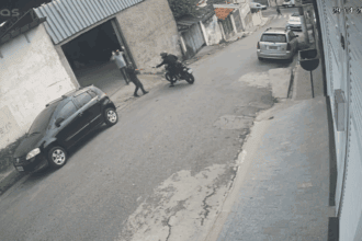 Criminoso com termo e gravata em moto espalha rastro de assaltos no Taboão nesta quarta