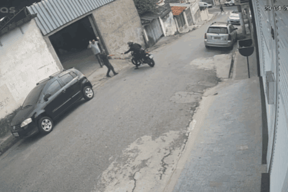 Criminoso com termo e gravata em moto espalha rastro de assaltos no Taboão nesta quarta