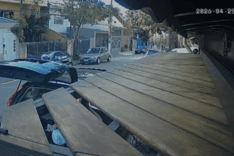Criminoso é preso com celulares e alianças após perseguição e colisão em Santo André com moto roubada