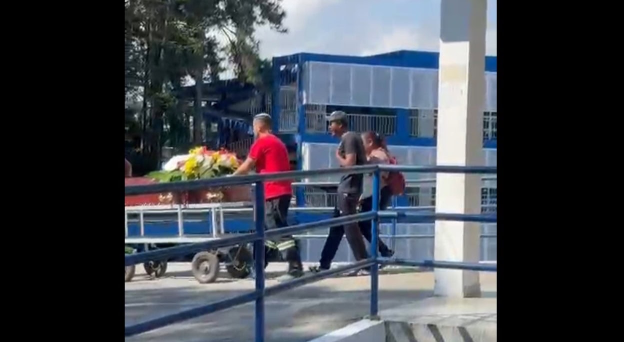 Clima de dor e indignação marcou a despedida de Maria Ferreira dos Santos, de 45 anos, sepultada na manhã desta segunda-feira, no Cemitério Municipal de Diadema.