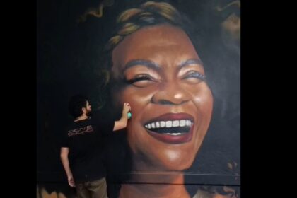 Zezé Motta se emociona com homenagem em mural de escola estadual em São Bernardo